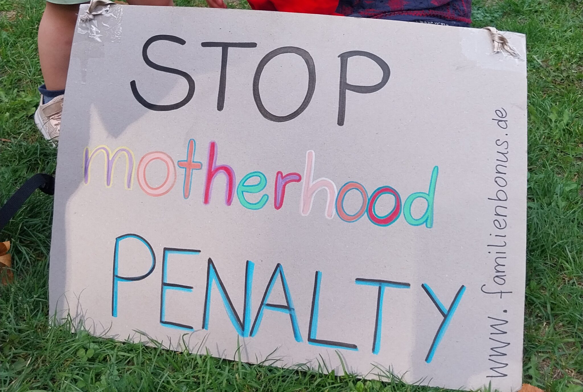 Demo in Mainz, Plakat mit der Aufschrift "stop motherhood penalty"
