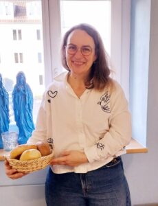 Sandra mit einem Korb voller Brötchen bei unserem Interview zur Elisabeth von Thüringen