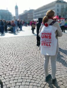 Hanna Dude bei der feministischen Demo in Darmstadt
