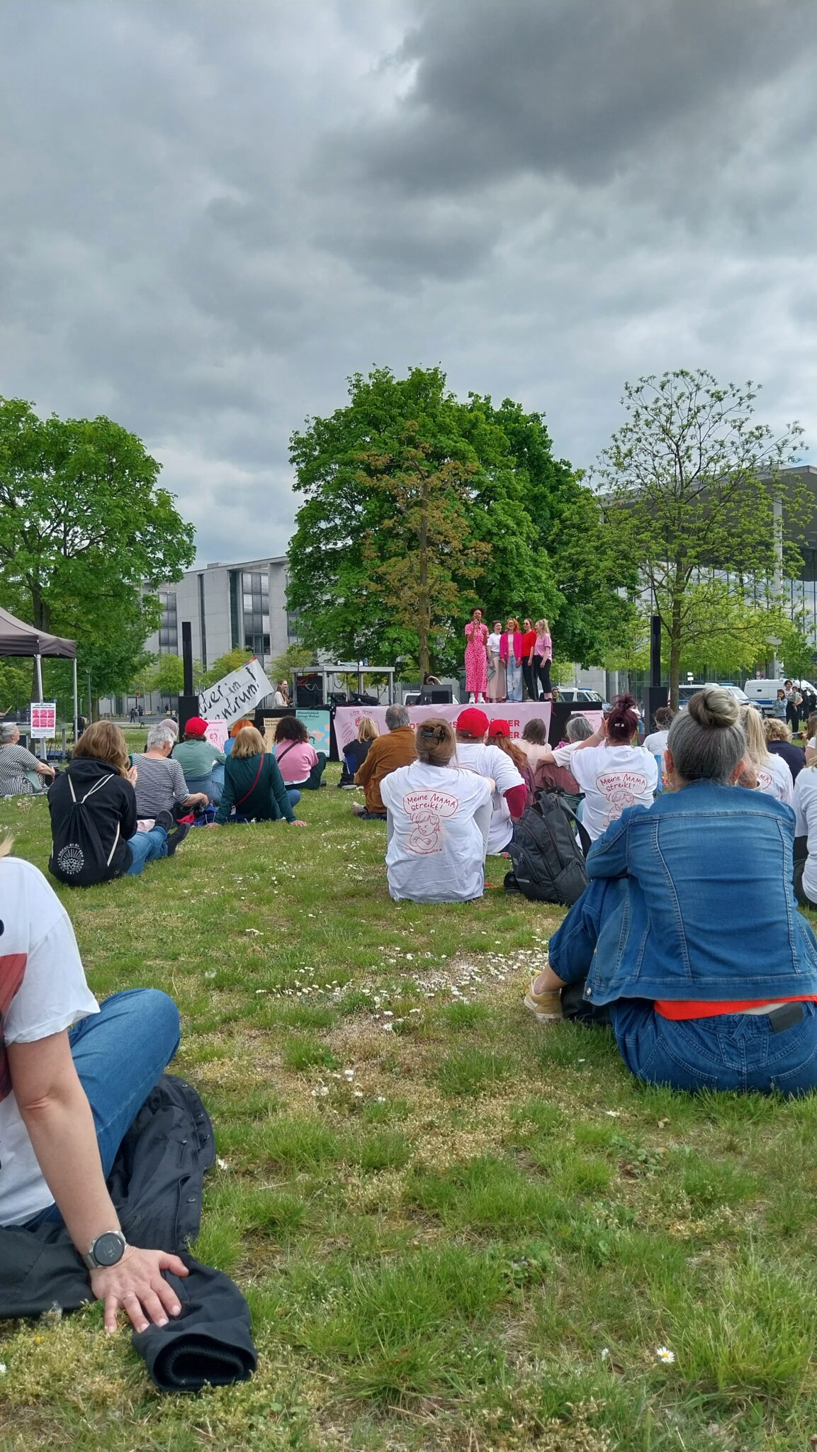 Bühnenprogramm bei der Demo "Hunderttausendmütter" am 9. Mai 2026 in Berlin