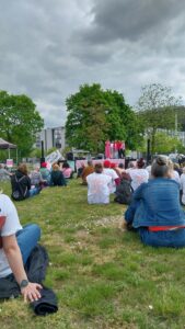 Bühnenprogramm bei der Demo "Hunderttausendmütter" am 9. Mai 2026 in Berlin